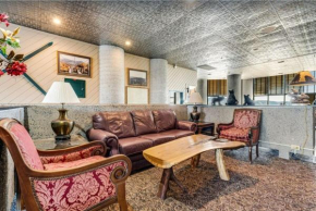 BnB Hyperion - Top-Floor Condo w Balcony & Pool